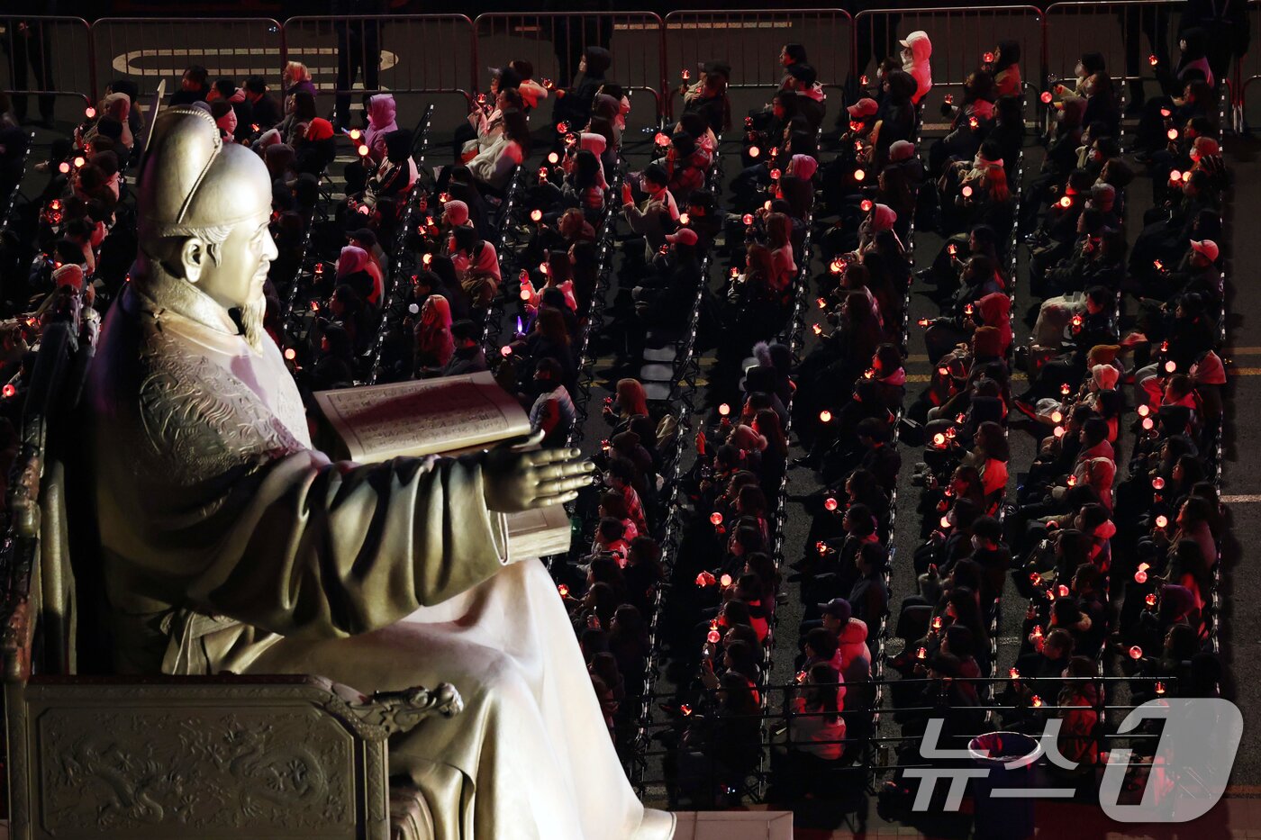 본문 이미지 - 아미(BTS 팬덤)와 시민들이 21일 서울 광화문광장 일대에서 방탄소년단(BTS) 컴백 기념 공연인 'BTS 컴백 라이브: 아리랑' 공연을 관람하고 있다. 2026.3.21 ⓒ 뉴스1 사진공동취재단