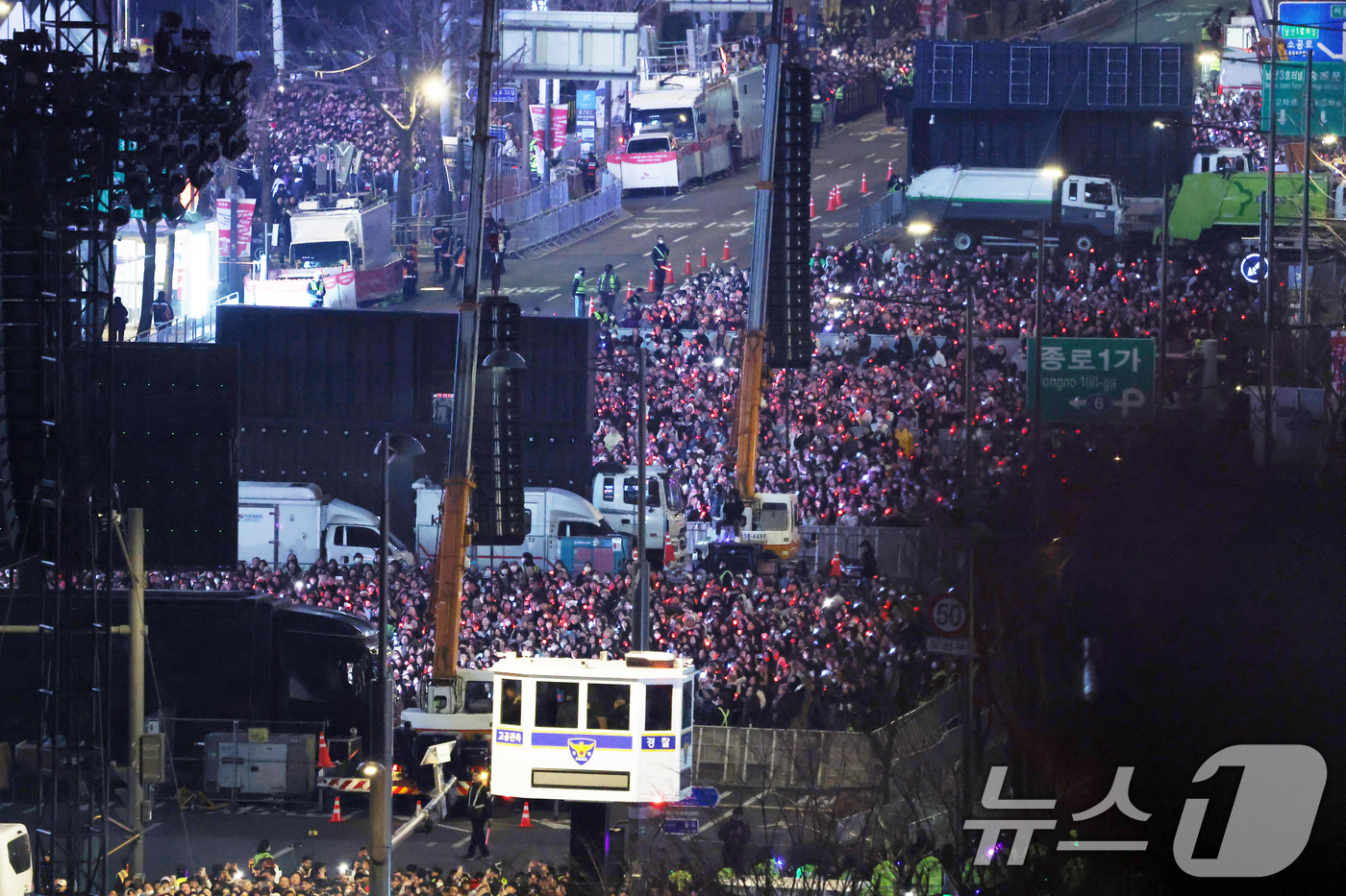 (서울=뉴스1) 사진공동취재단 = 아미(BTS 팬덤)와 시민들이 21일 서울 광화문광장 일대에서 방탄소년단(BTS) 컴백 기념 공연인 'BTS 컴백 라이브: 아리랑' 공연을 관람하 …