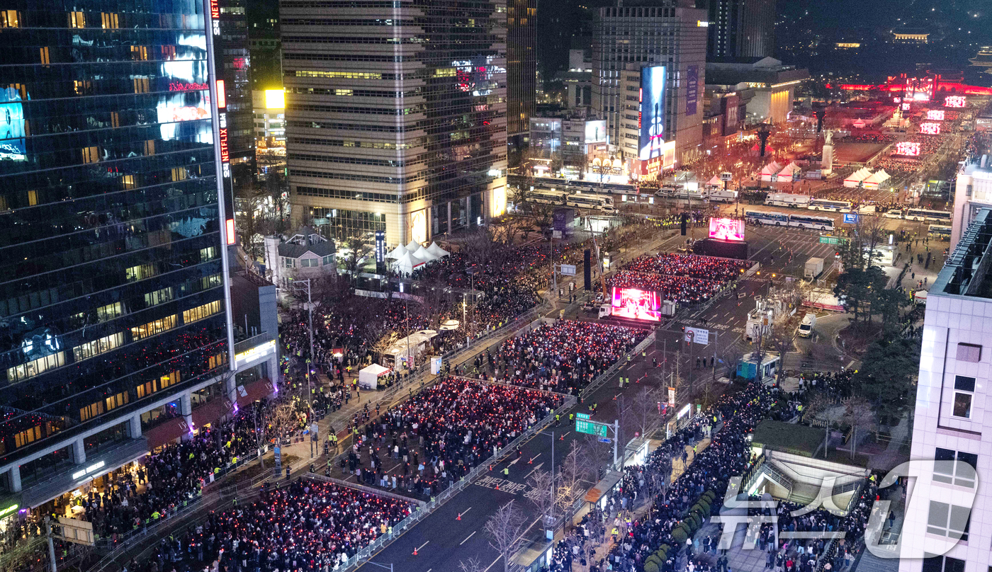 (서울=뉴스1) 사진공동취재단 = 3년 9개월 만에 완전체로 복귀하는 방탄소년단(BTS)의 'BTS 컴백 라이브: ARIRANG' 공연이 21일 서울 광화문광장 일대에서 펼쳐지고 …