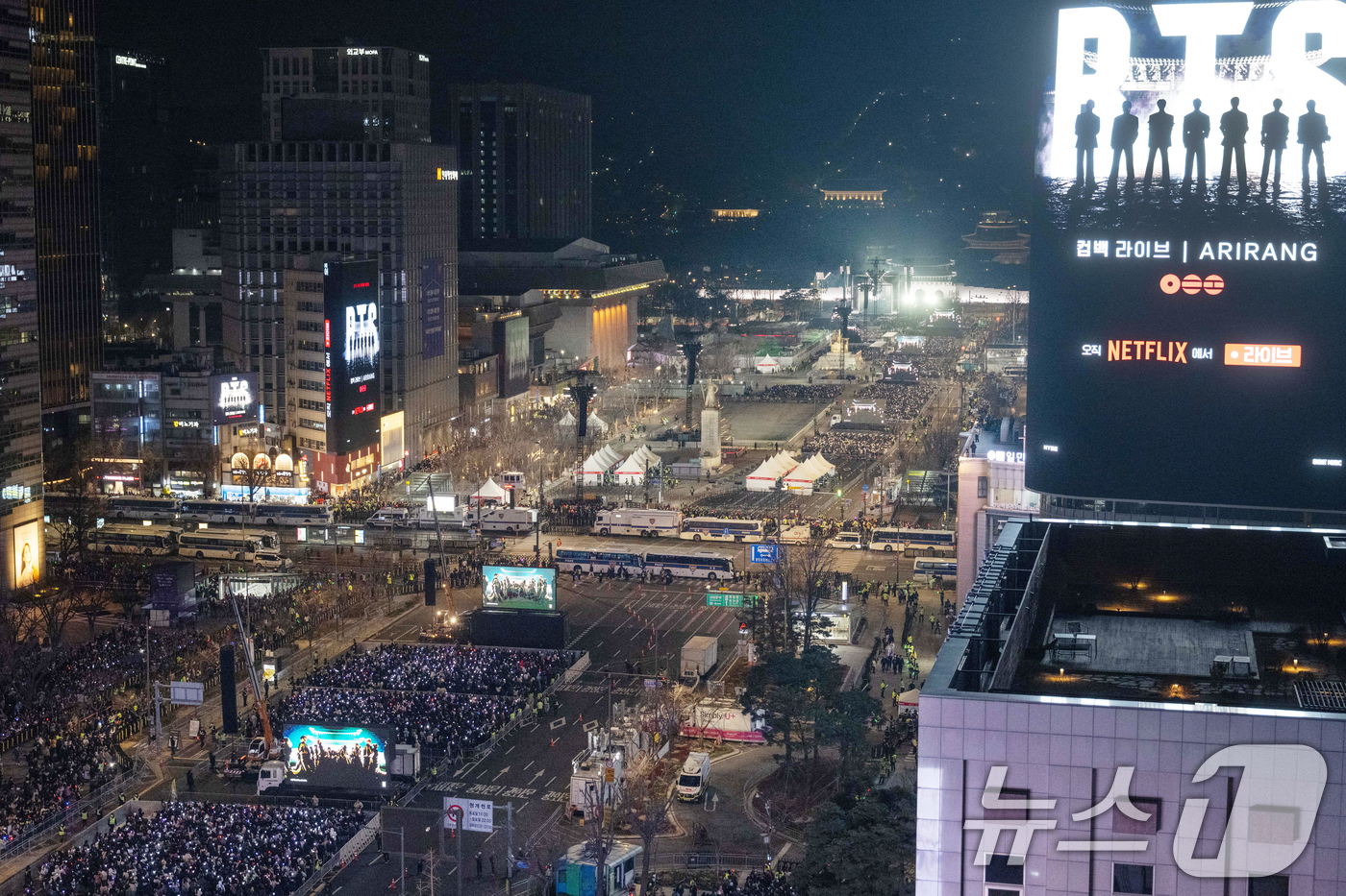 (서울=뉴스1) 사진공동취재단 = 3년 9개월 만에 완전체로 복귀하는 방탄소년단(BTS)의 'BTS 컴백 라이브: ARIRANG' 공연이 21일 서울 광화문광장 일대에서 펼쳐지고 …