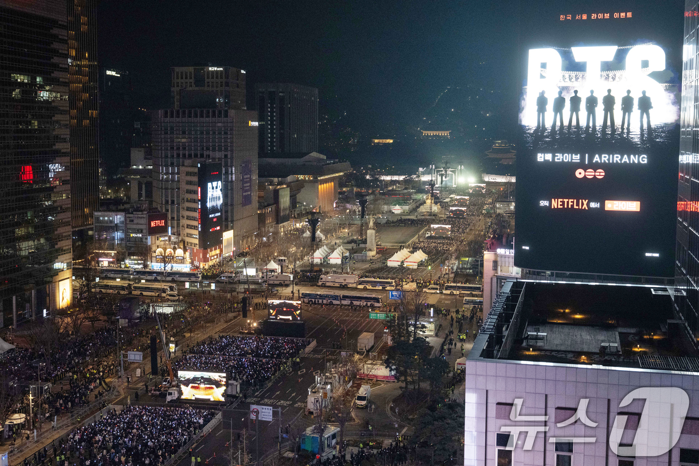 (서울=뉴스1) 사진공동취재단 = 3년 9개월 만에 완전체로 복귀하는 방탄소년단(BTS)의 'BTS 컴백 라이브: ARIRANG' 공연이 21일 서울 광화문광장 일대에서 펼쳐지고 …