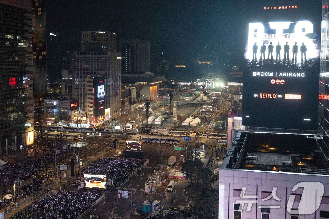 본문 이미지 - 3년 9개월 만에 완전체로 복귀하는 방탄소년단(BTS)의 'BTS 컴백 라이브: ARIRANG' 공연이 21일 서울 광화문광장 일대에서 펼쳐지고 있다. 이번 공연은 세계 190개국에 생중계된다. 2026.3.21 ⓒ 뉴스1 사진공동취재단