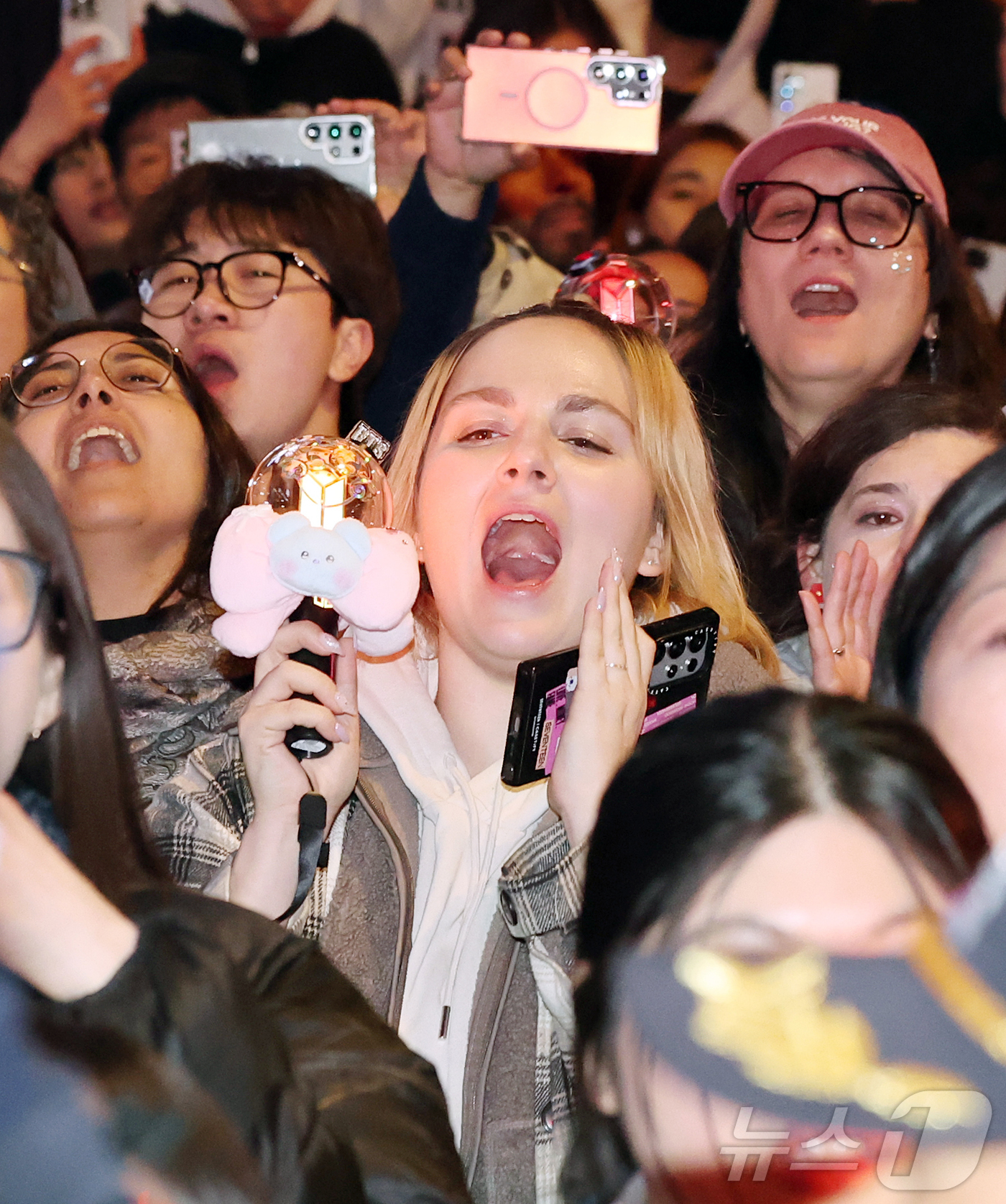 (서울=뉴스1) 김진환 기자 = 아미(BTS 팬덤)와 시민들이 21일 서울 광화문광장 일대에서 방탄소년단(BTS) 컴백 기념 공연인 'BTS 컴백 라이브: 아리랑' 공연을 관람하고 …