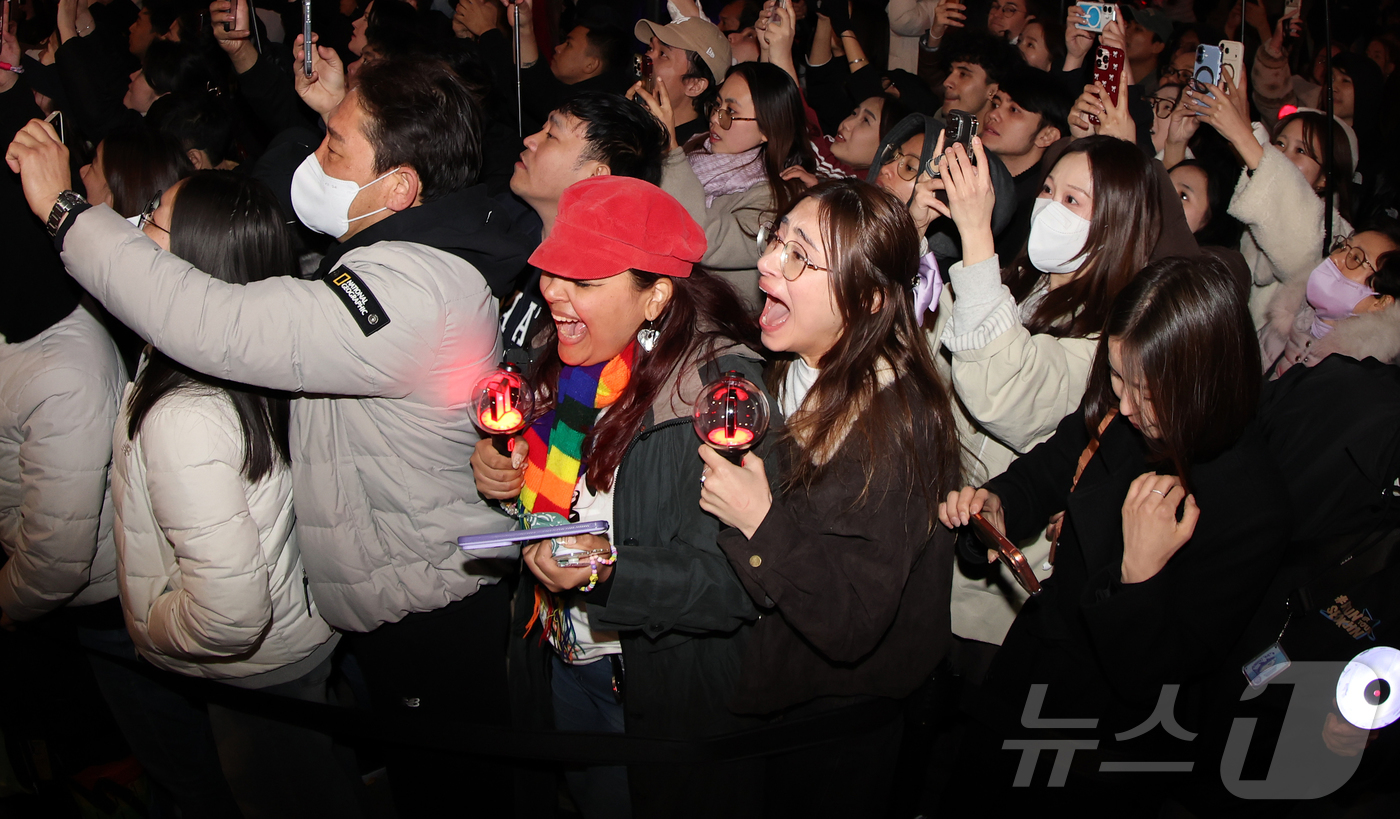 (서울=뉴스1) 김진환 기자 = 아미(BTS 팬덤)와 시민들이 21일 서울 광화문광장 일대에서 방탄소년단(BTS) 컴백 기념 공연인 'BTS 컴백 라이브: 아리랑' 공연을 관람하고 …