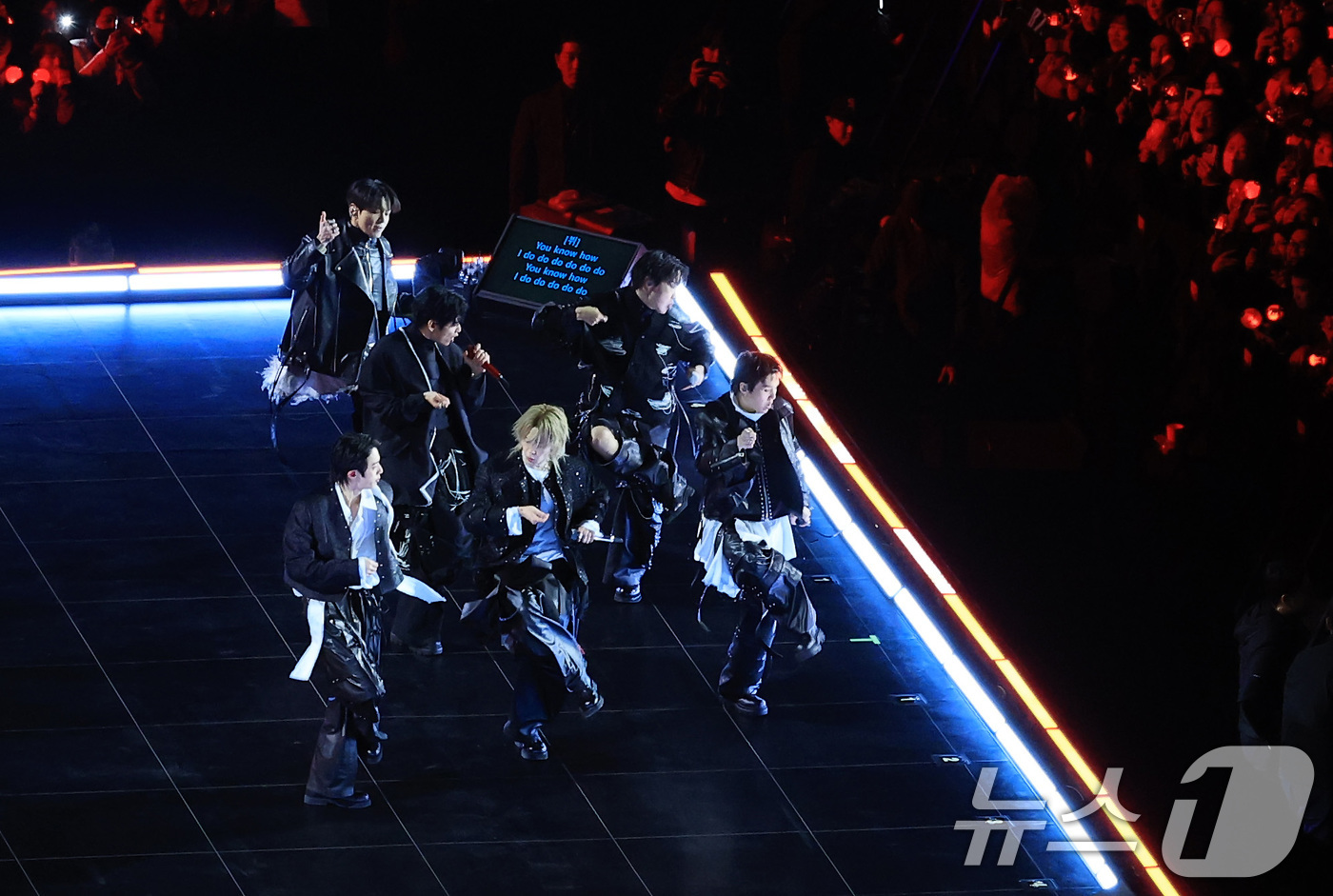 (서울=뉴스1) 임세영 기자 = 방탄소년단(BTS, RM, 진, 슈가, 제이홉, 지민, 뷔, 정국)이 21일 오후 서울 종로구 광화문광장에서 열린 'BTS 컴백 라이브: 아리랑'에 …