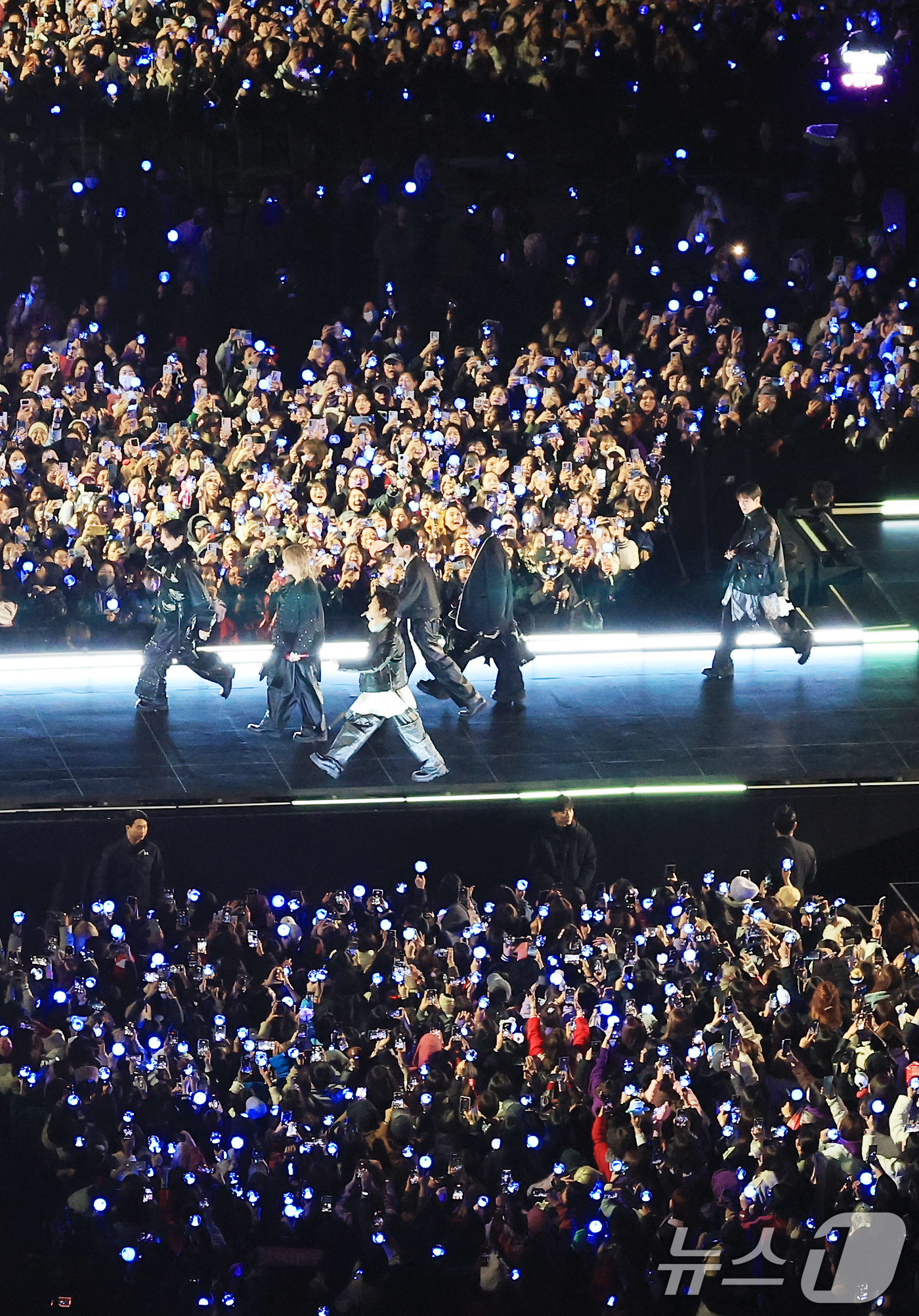 (서울=뉴스1) 임세영 기자 = 방탄소년단(BTS, RM, 진, 슈가, 제이홉, 지민, 뷔, 정국)이 21일 오후 서울 종로구 광화문광장에서 열린 'BTS 컴백 라이브: 아리랑'에 …