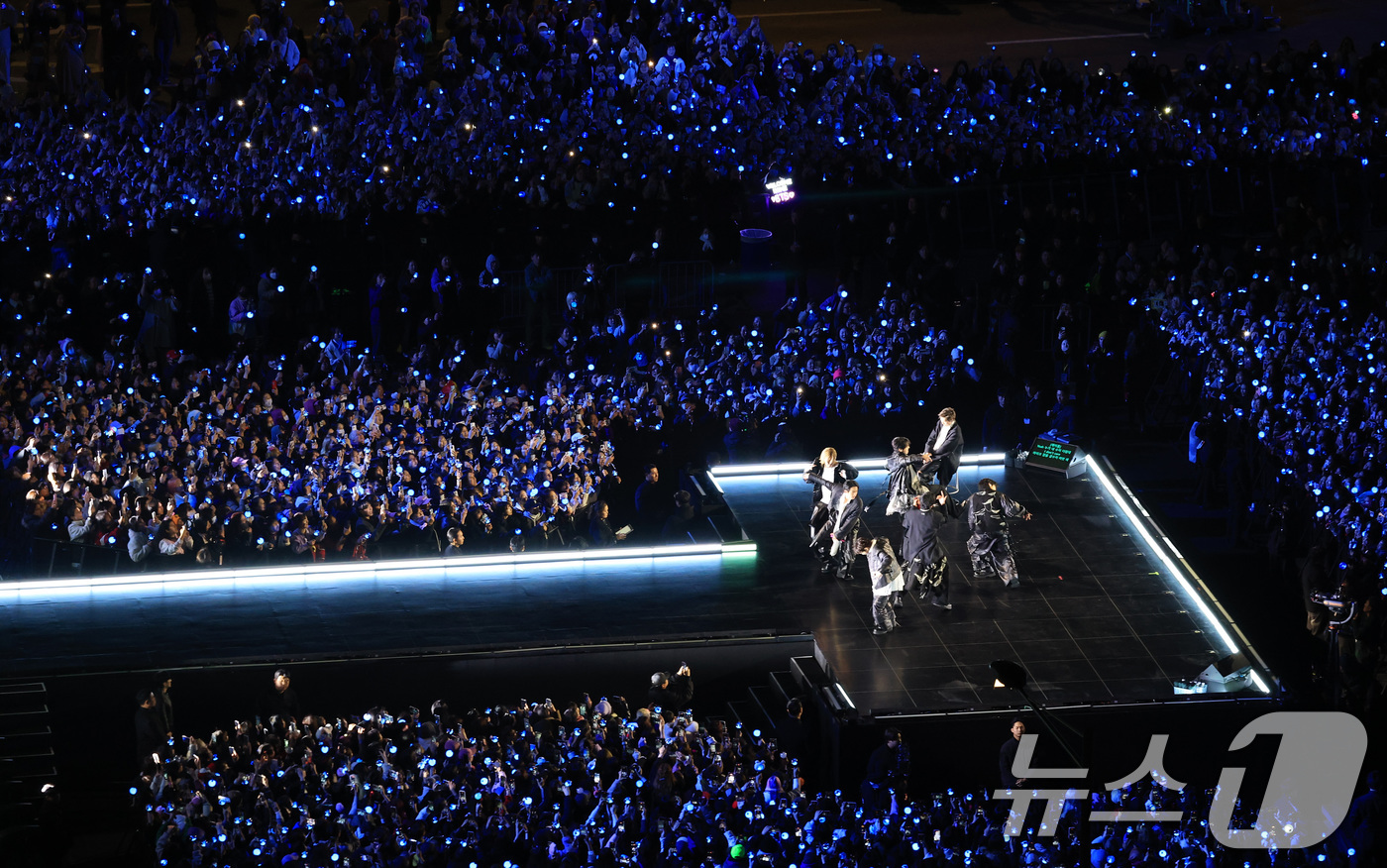 (서울=뉴스1) 임세영 기자 = 방탄소년단(BTS, RM, 진, 슈가, 제이홉, 지민, 뷔, 정국)이 21일 오후 서울 종로구 광화문광장에서 열린 'BTS 컴백 라이브: 아리랑'에 …
