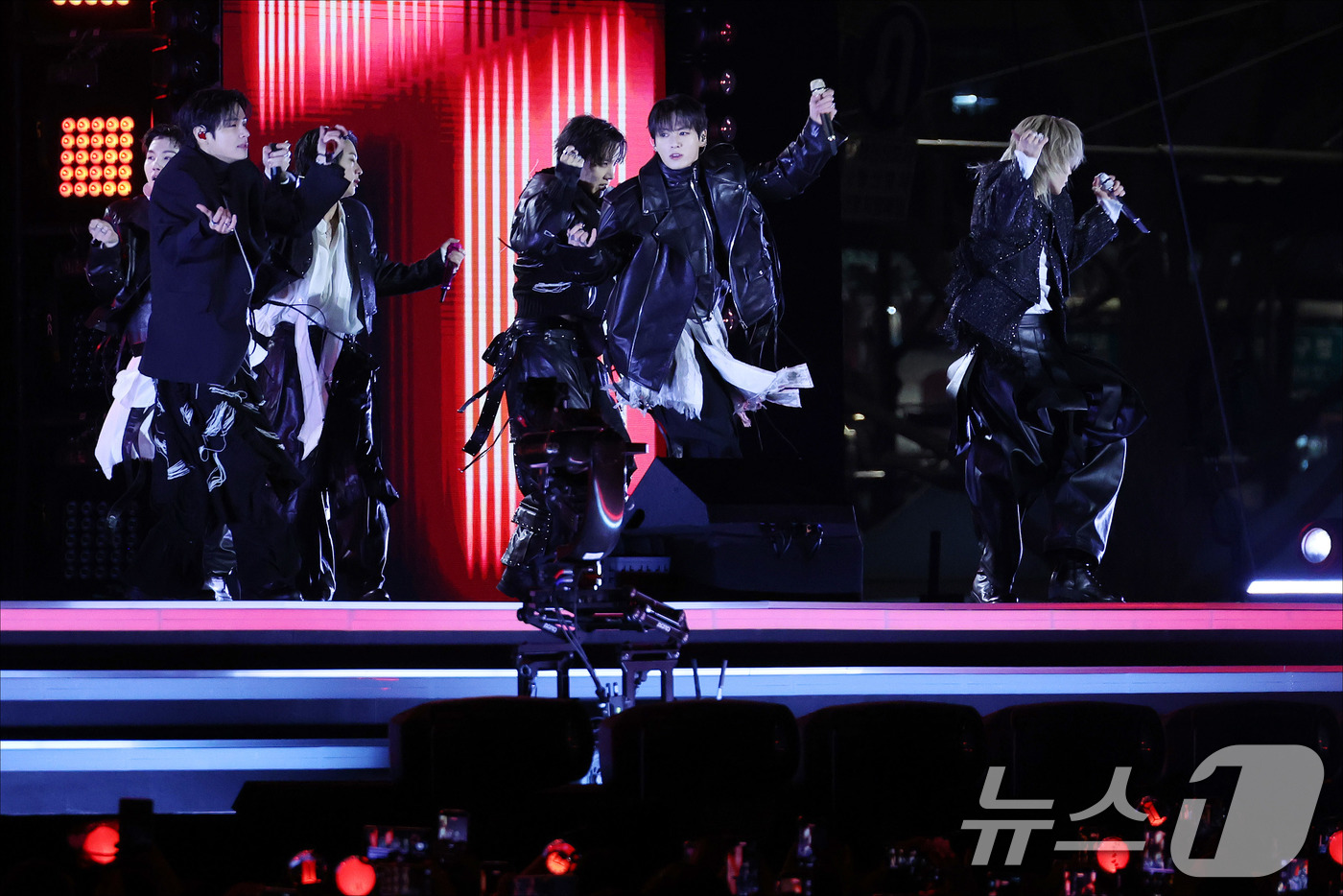 (서울=뉴스1) 임세영 기자 = 방탄소년단(BTS, RM, 진, 슈가, 제이홉, 지민, 뷔, 정국)이 21일 오후 서울 종로구 광화문광장에서 열린 'BTS 컴백 라이브: 아리랑'에 …