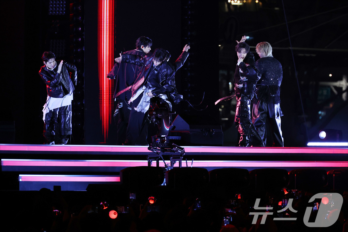 (서울=뉴스1) 임세영 기자 = 방탄소년단(BTS, RM, 진, 슈가, 제이홉, 지민, 뷔, 정국)이 21일 오후 서울 종로구 광화문광장에서 열린 'BTS 컴백 라이브: 아리랑'에 …