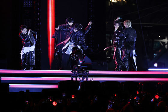 광화문광장 들썩이는 BTS 컴백 무대