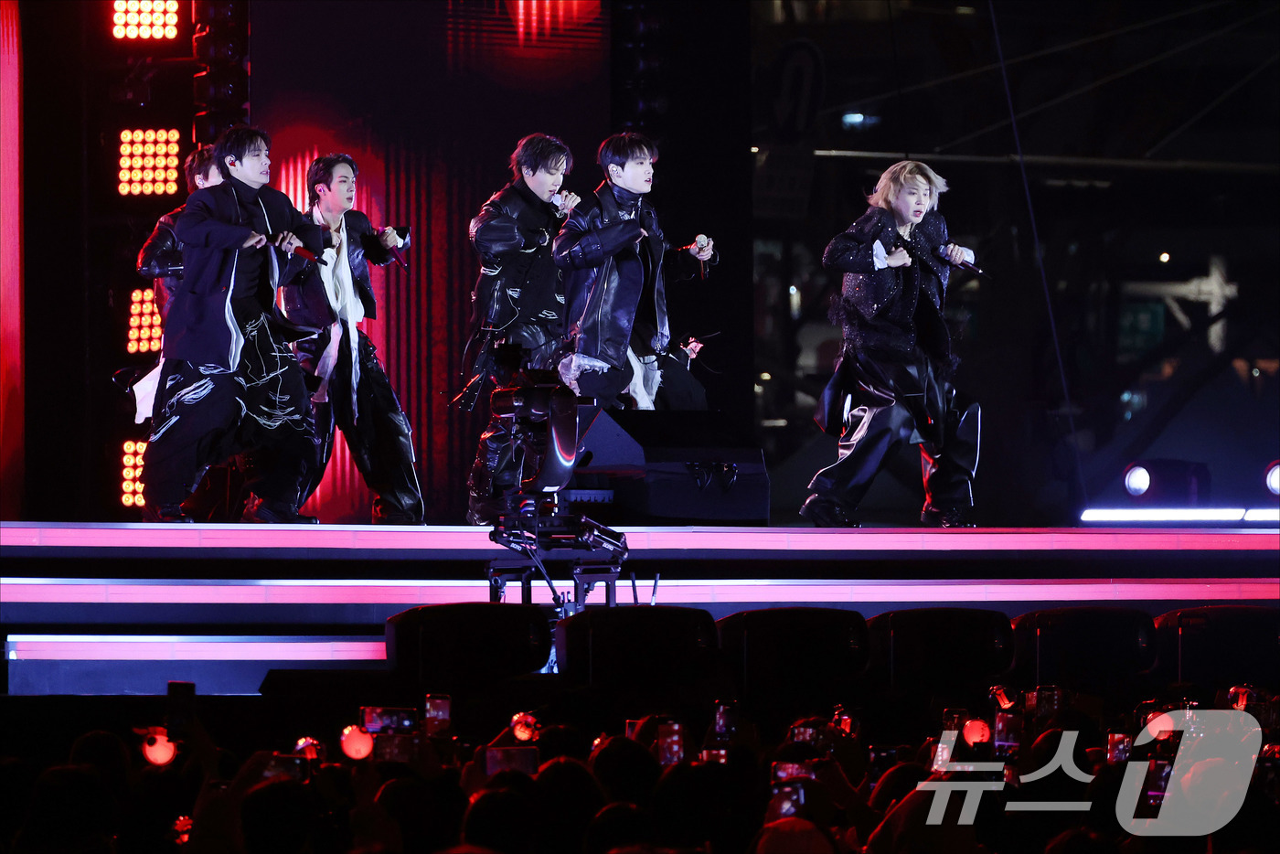 (서울=뉴스1) 임세영 기자 = 방탄소년단(BTS, RM, 진, 슈가, 제이홉, 지민, 뷔, 정국)이 21일 오후 서울 종로구 광화문광장에서 열린 'BTS 컴백 라이브: 아리랑'에 …