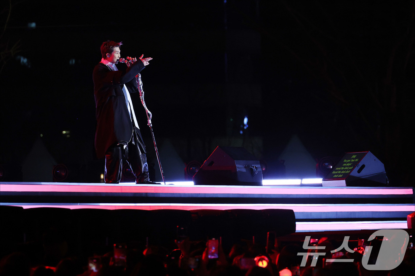 (서울=뉴스1) 임세영 기자 = BTS(방탄소년단) 멤버들이 21일 오후 서울 광화문 공연장에서 열린 'BTS 컴백 라이브: ARIRANG' 공연에서 화려한 무대를 선보이고 있다. …