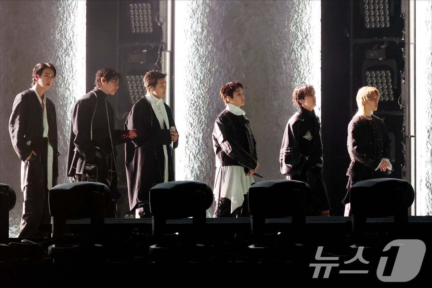 본문 이미지 - BTS(방탄소년단) 멤버들이 21일 오후 서울 광화문 공연장에서 열린 'BTS 컴백 라이브: ARIRANG' 공연에서 화려한 무대를 선보이고 있다. 2026.3.21 ⓒ 뉴스1 임세영 기자