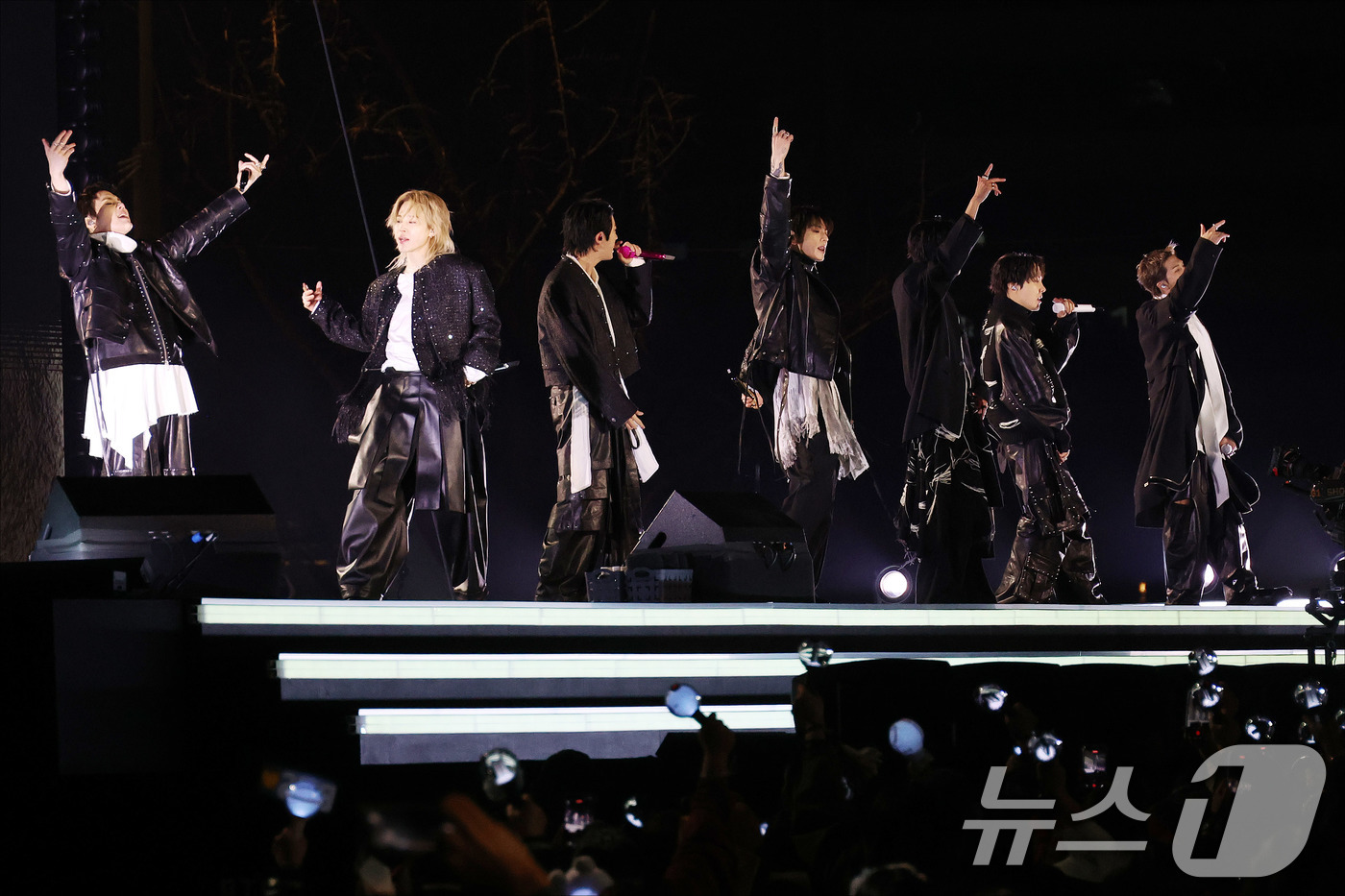 (서울=뉴스1) 임세영 기자 = BTS(방탄소년단) 멤버들이 21일 오후 서울 광화문 공연장에서 열린 'BTS 컴백 라이브: ARIRANG' 공연에서 화려한 무대를 선보이고 있다. …