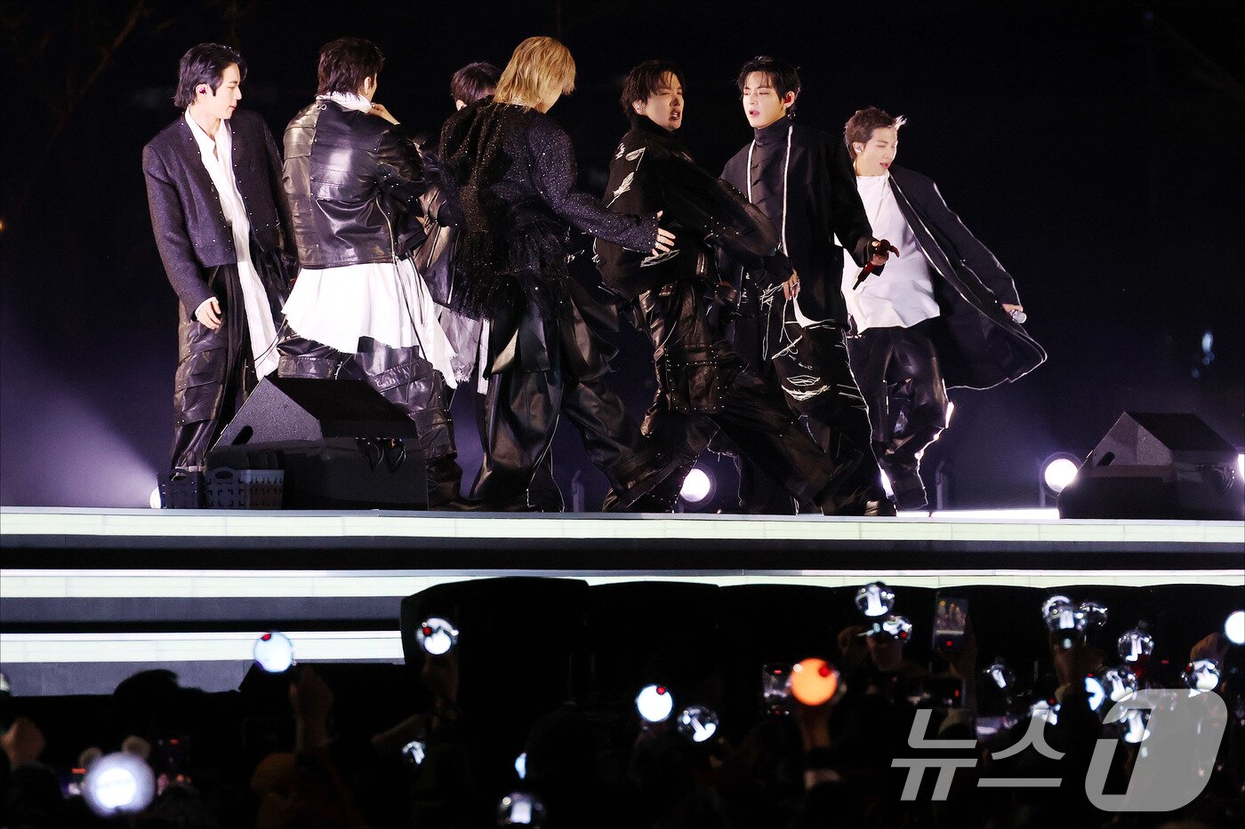 본문 이미지 - BTS(방탄소년단) 멤버들이 21일 오후 서울 광화문 공연장에서 열린 'BTS 컴백 라이브: ARIRANG' 공연에서 화려한 무대를 선보이고 있다. 2026.3.21 ⓒ 뉴스1 임세영 기자