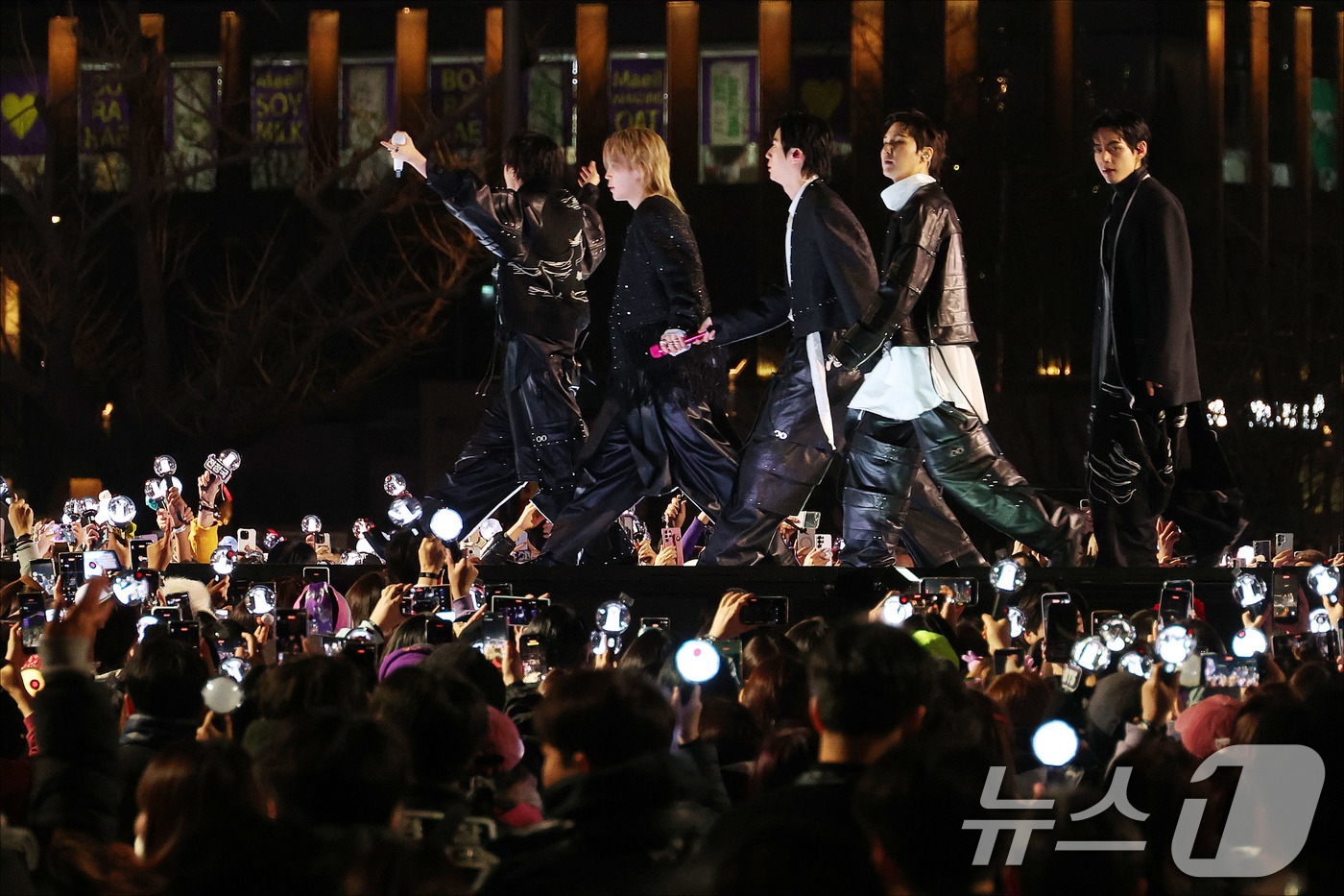 (서울=뉴스1) 임세영 기자 = BTS(방탄소년단) 멤버들이 21일 오후 서울 광화문 공연장에서 열린 'BTS 컴백 라이브: ARIRANG' 공연에서 화려한 무대를 선보이고 있다. …