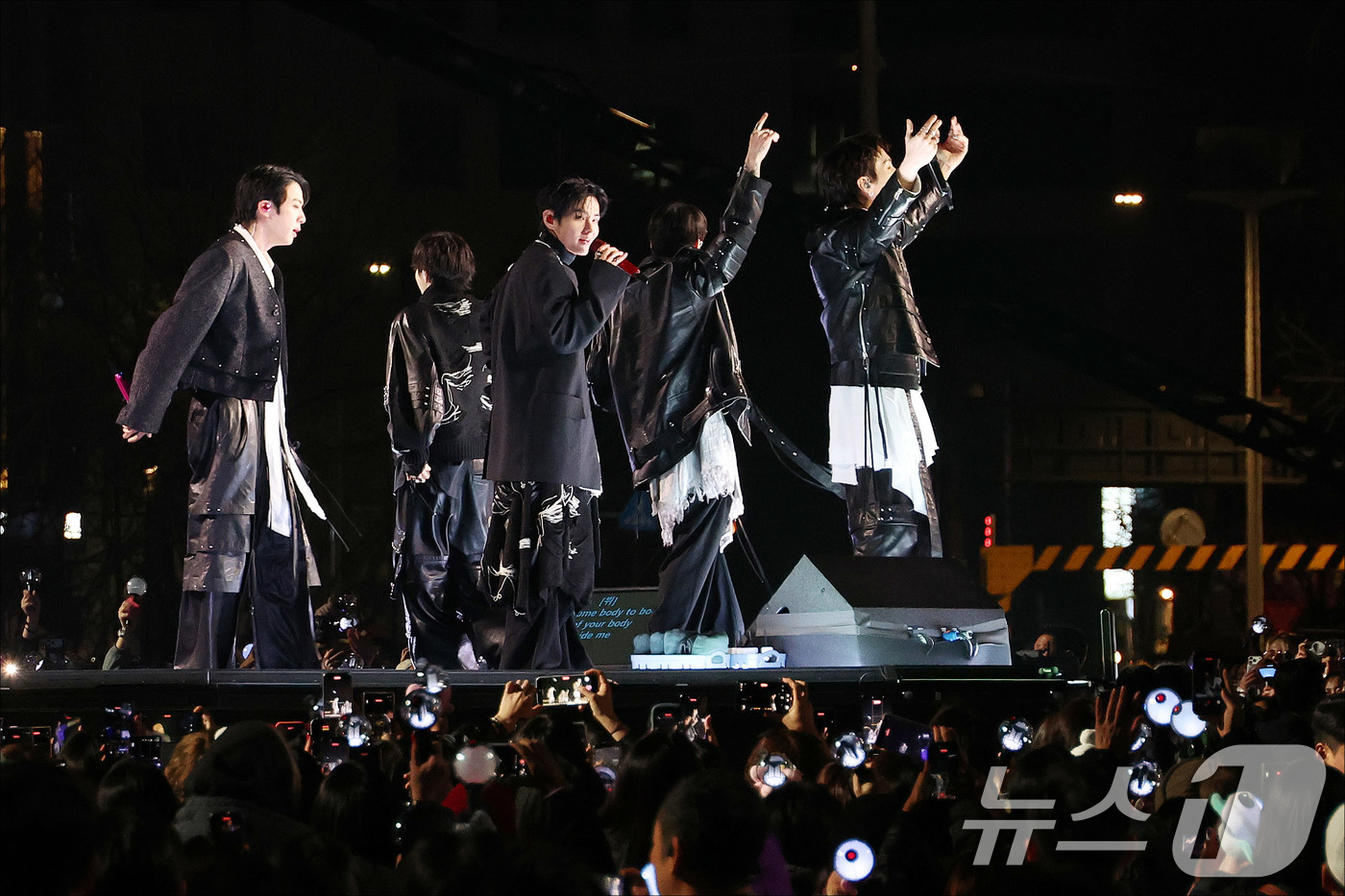 (서울=뉴스1) 임세영 기자 = BTS(방탄소년단) 멤버들이 21일 오후 서울 광화문 공연장에서 열린 'BTS 컴백 라이브: ARIRANG' 공연에서 화려한 무대를 선보이고 있다. …