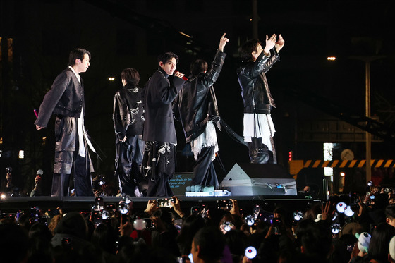 방탄소년단, 몽환적 타이틀곡 '스윔' 퍼포먼스 최초 공개…아미 열광