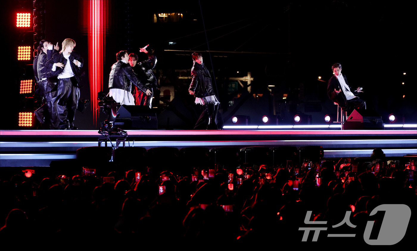 (서울=뉴스1) 임세영 기자 = BTS(방탄소년단) 멤버들이 21일 오후 서울 광화문 공연장에서 열린 'BTS 컴백 라이브: ARIRANG' 공연에서 화려한 무대를 선보이고 있다. …