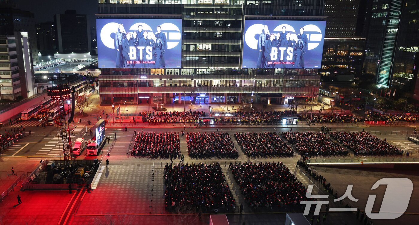 본문 이미지 - 21일 서울 종로구 광화문광장에서 BTS 컴백 라이브: 아리랑'(BTS THE COMEBACK LIVE | ARIRANG)이 열리고 있다. 2026.3.21 ⓒ 뉴스1 사진공동취재단