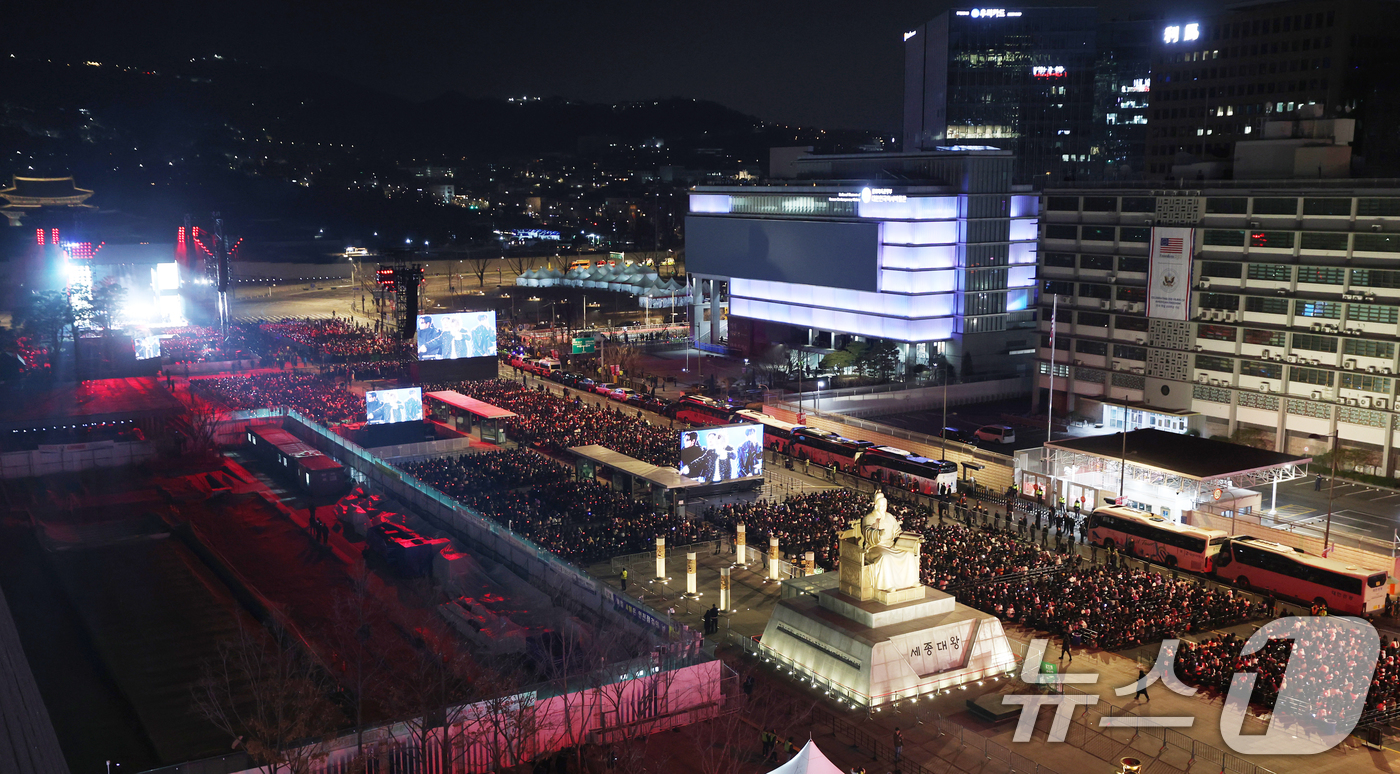 (서울=뉴스1) 사진공동취재단 = 21일 서울 종로구 광화문광장에서 BTS 컴백 라이브: 아리랑'(BTS THE COMEBACK LIVE | ARIRANG)이 열리고 있다.   2 …