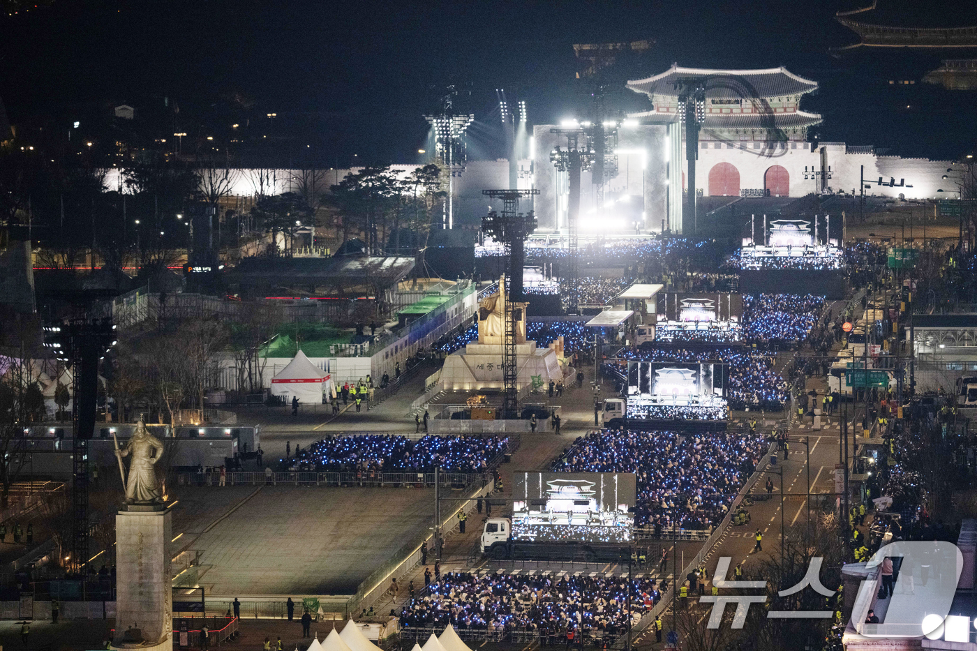 (서울=뉴스1) 사진공동취재단 = 3년 9개월 만에 완전체로 복귀하는 방탄소년단(BTS)의 'BTS 컴백 라이브: ARIRANG' 공연이 21일 서울 광화문광장 일대에서 펼쳐지고 …