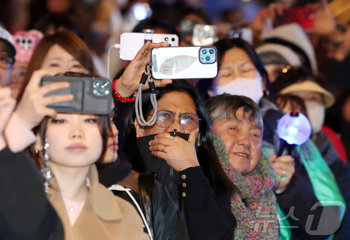 (서울=뉴스1) 김진환 기자 = 아미(BTS 팬덤)와 시민들이 21일 서울 광화문광장 일대에서 방탄소년단(BTS) 컴백 기념 공연인 'BTS 컴백 라이브: 아리랑' 공연을 관람하고 …