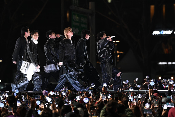 5만 환호 속 막 오른 'BTS 컴백'…광화문광장 꽉 채운 '아미' 장관 연출