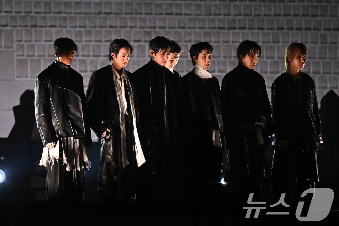 본문 이미지 - '방탄소년단(BTS) 컴백 라이브 : ARIRANG' 공연이 열리는 21일 서울 종로구 광화문 광장에 마련된 무대에서 BTS가 무대를 준비하고 있다. 2026.3.21 ⓒ 뉴스1 임세영 기자