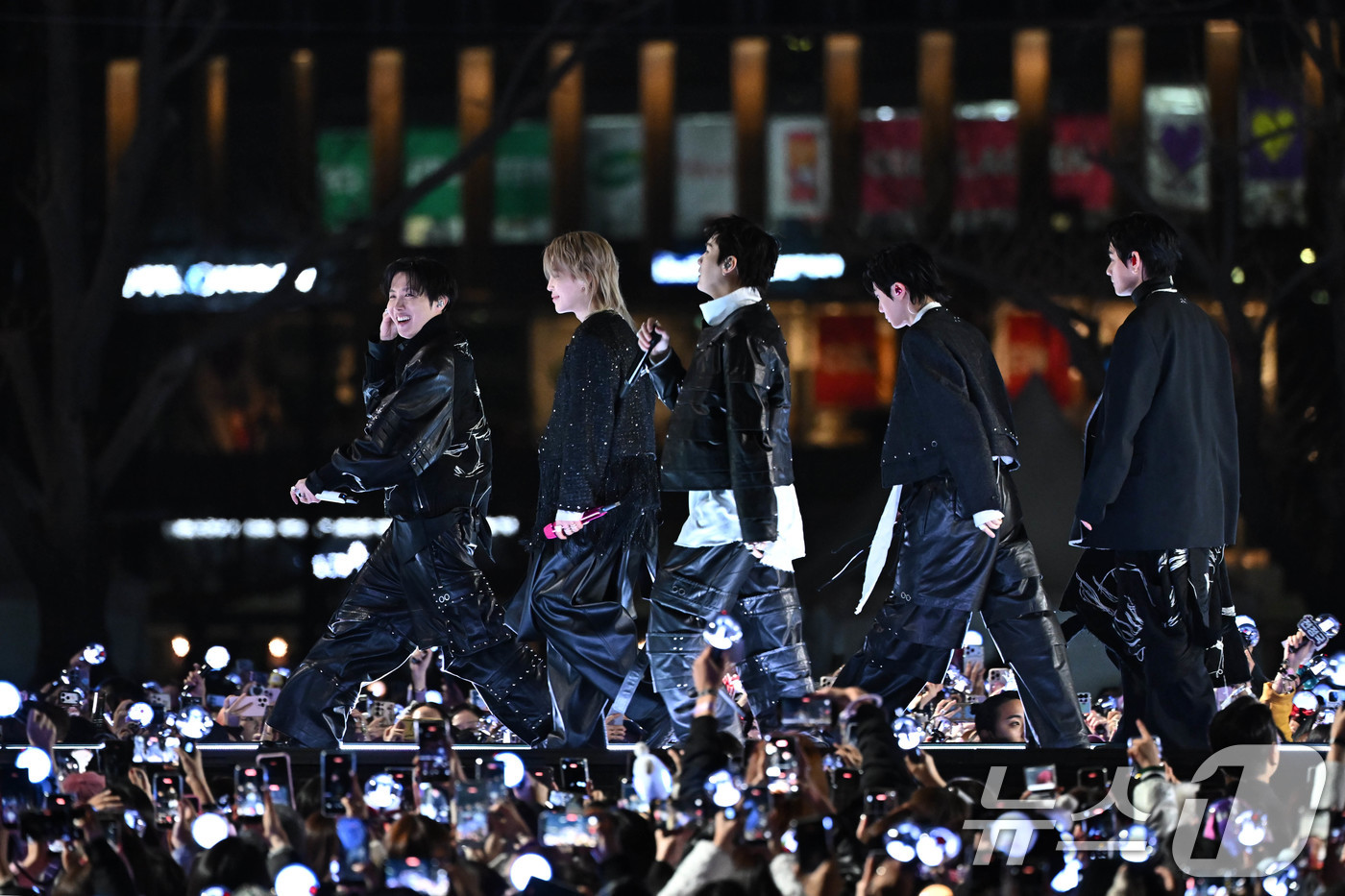 (서울=뉴스1) 임세영 기자 = '방탄소년단(BTS) 컴백 라이브 : ARIRANG' 공연이 열리는 21일 서울 종로구 광화문 광장에 마련된 무대에서 BTS가 무대를 선보이고 있다 …