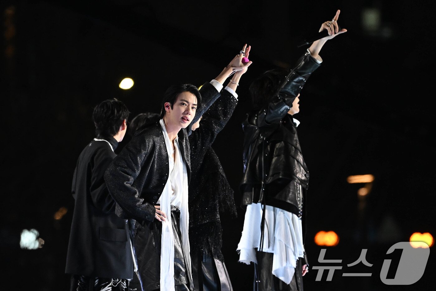 본문 이미지 - '방탄소년단(BTS) 컴백 라이브 : ARIRANG' 공연이 열리는 21일 서울 종로구 광화문 광장에 마련된 무대에서 BTS가 무대를 선보이고 있다. 2026.3.21 ⓒ 뉴스1 임세영 기자