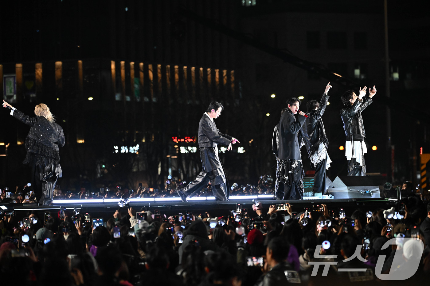 (서울=뉴스1) 임세영 기자 = '방탄소년단(BTS) 컴백 라이브 : ARIRANG' 공연이 열리는 21일 서울 종로구 광화문 광장에 마련된 무대에서 BTS가 무대를 선보이고 있다 …