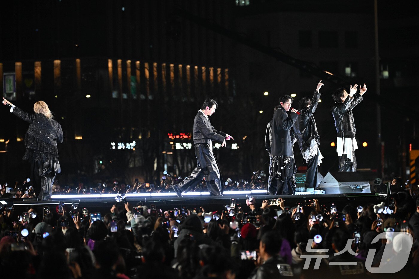 본문 이미지 - '방탄소년단(BTS) 컴백 라이브 : ARIRANG' 공연이 열리는 21일 서울 종로구 광화문 광장에 마련된 무대에서 BTS가 무대를 선보이고 있다. 2026.3.21 ⓒ 뉴스1 임세영 기자