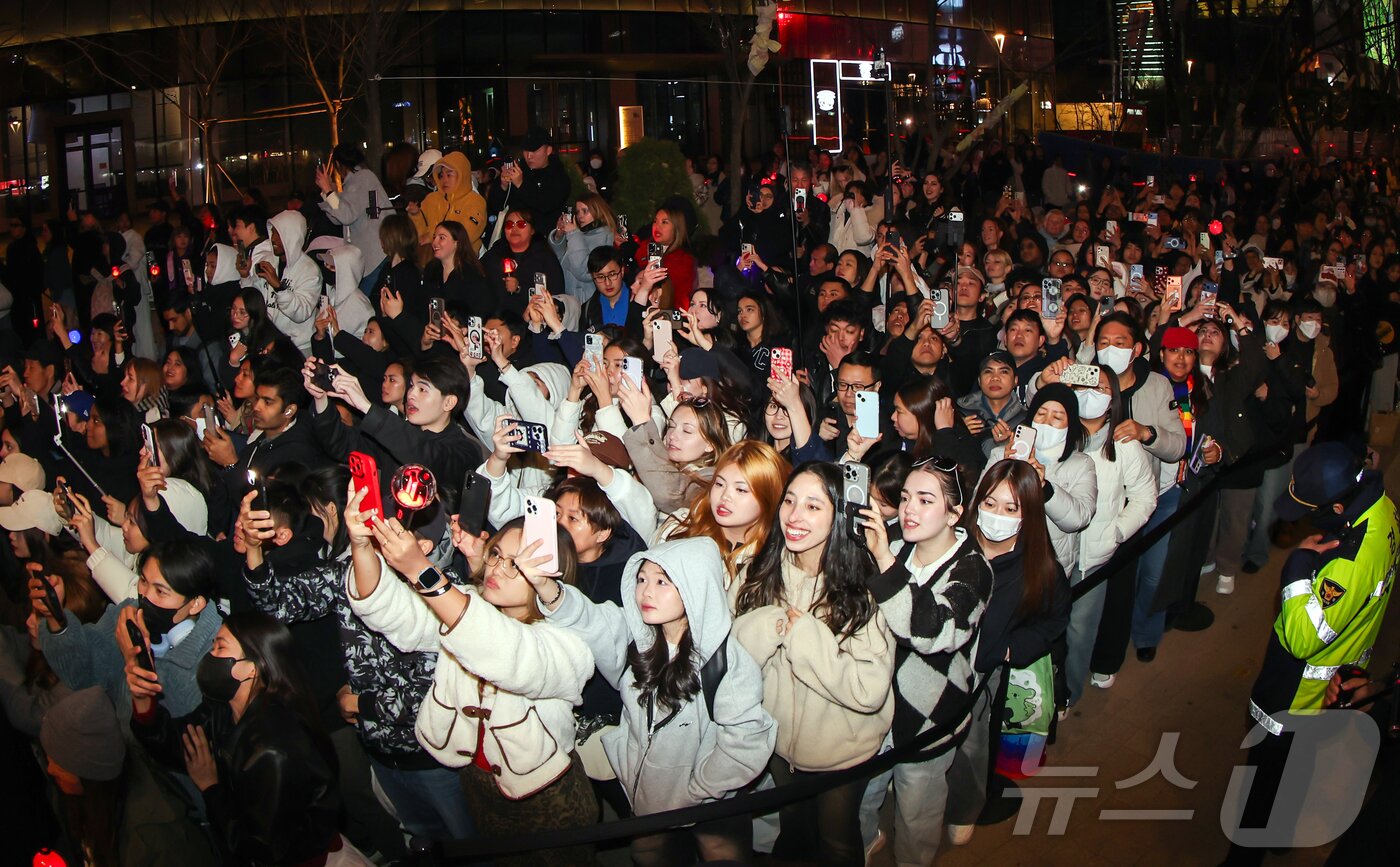 본문 이미지 - 아미(BTS 팬덤)와 시민들이 21일 서울 광화문광장 일대에서 방탄소년단(BTS) 컴백 기념 공연인 'BTS 컴백 라이브: 아리랑' 공연을 관람하고 있다. 2026.3.21 ⓒ 뉴스1 김진환 기자