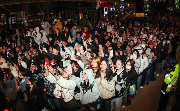 BTS를 담는 아미와 시민들