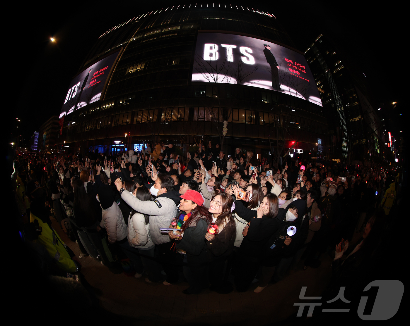 (서울=뉴스1) 김진환 기자 = 아미(BTS 팬덤)와 시민들이 21일 서울 광화문광장 일대에서 방탄소년단(BTS) 컴백 기념 공연인 'BTS 컴백 라이브: 아리랑' 공연을 관람하고 …