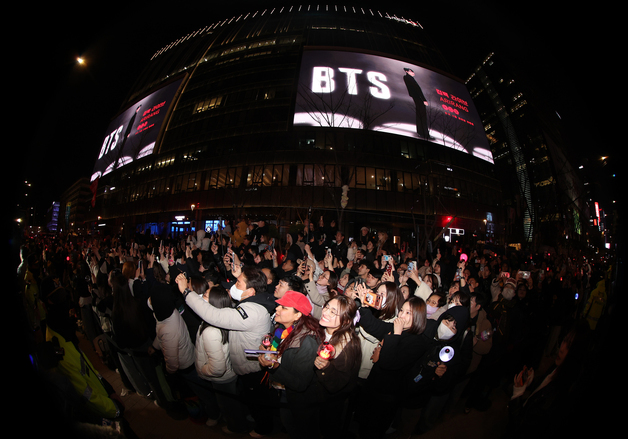 BTS 컴백 공연에 환호하는 아미들