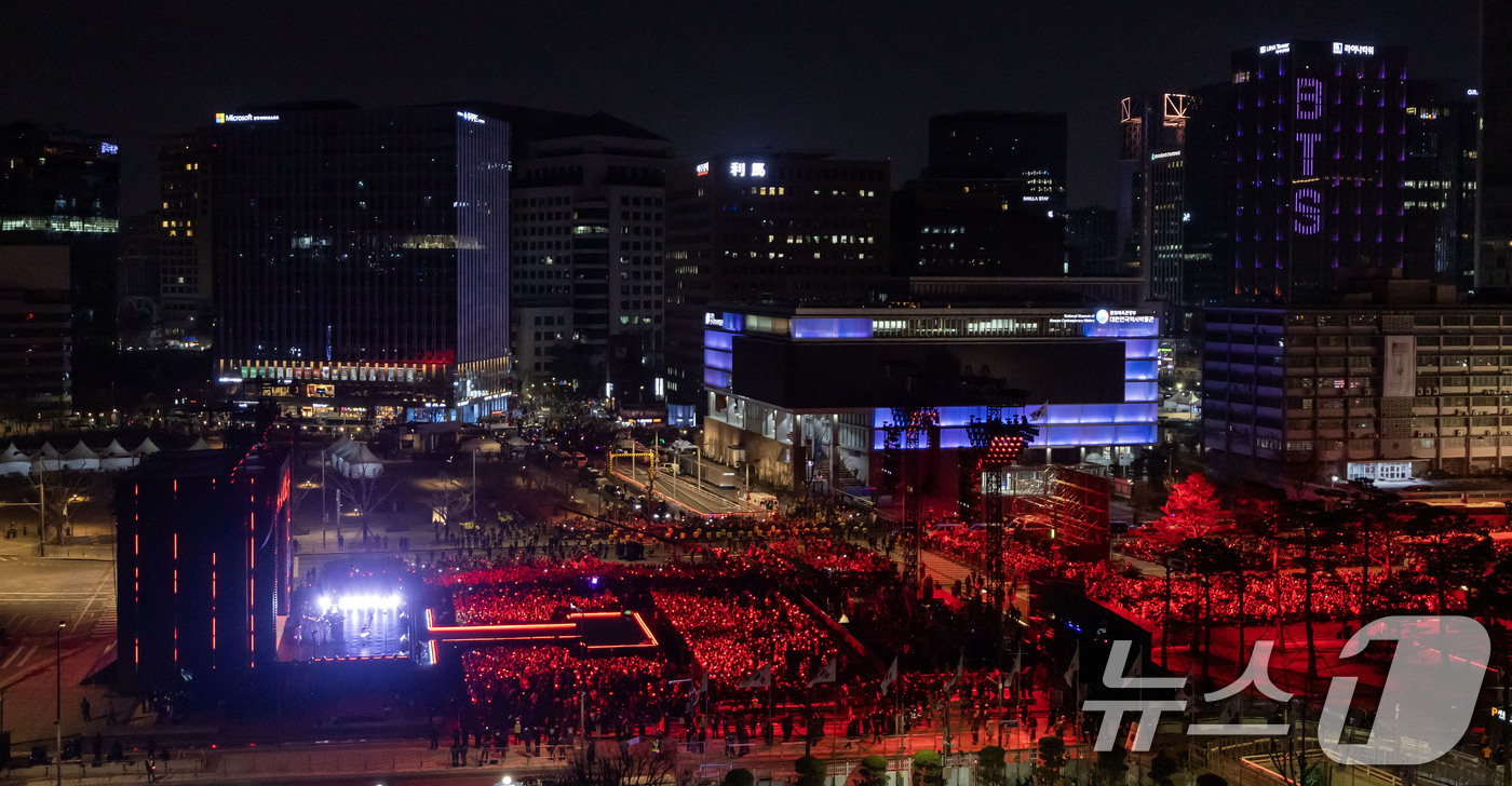 (서울=뉴스1) 임세영 기자 = 방탄소년단(BTS)가 21일 서울 종로구 광화문광장에서 컴백을 기념해 'BTS 컴백 라이브 : 아리랑' 공연을 선보이고 있다. 2026.3.21/뉴 …