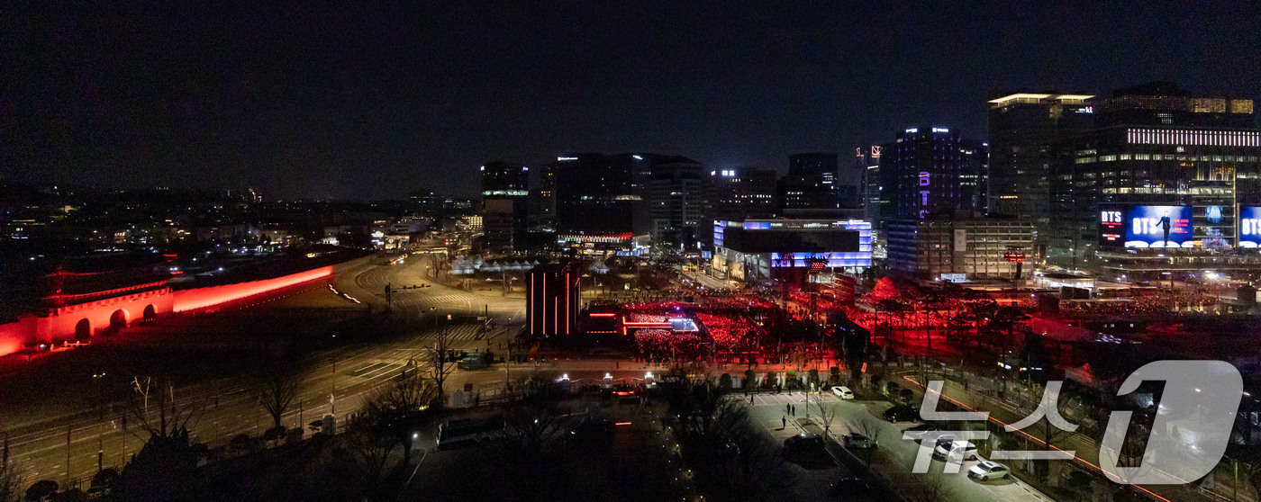 (서울=뉴스1) 임세영 기자 = 방탄소년단(BTS)가 21일 서울 종로구 광화문광장에서 컴백을 기념해 'BTS 컴백 라이브 : 아리랑' 공연을 선보이고 있다. 2026.3.21/뉴 …