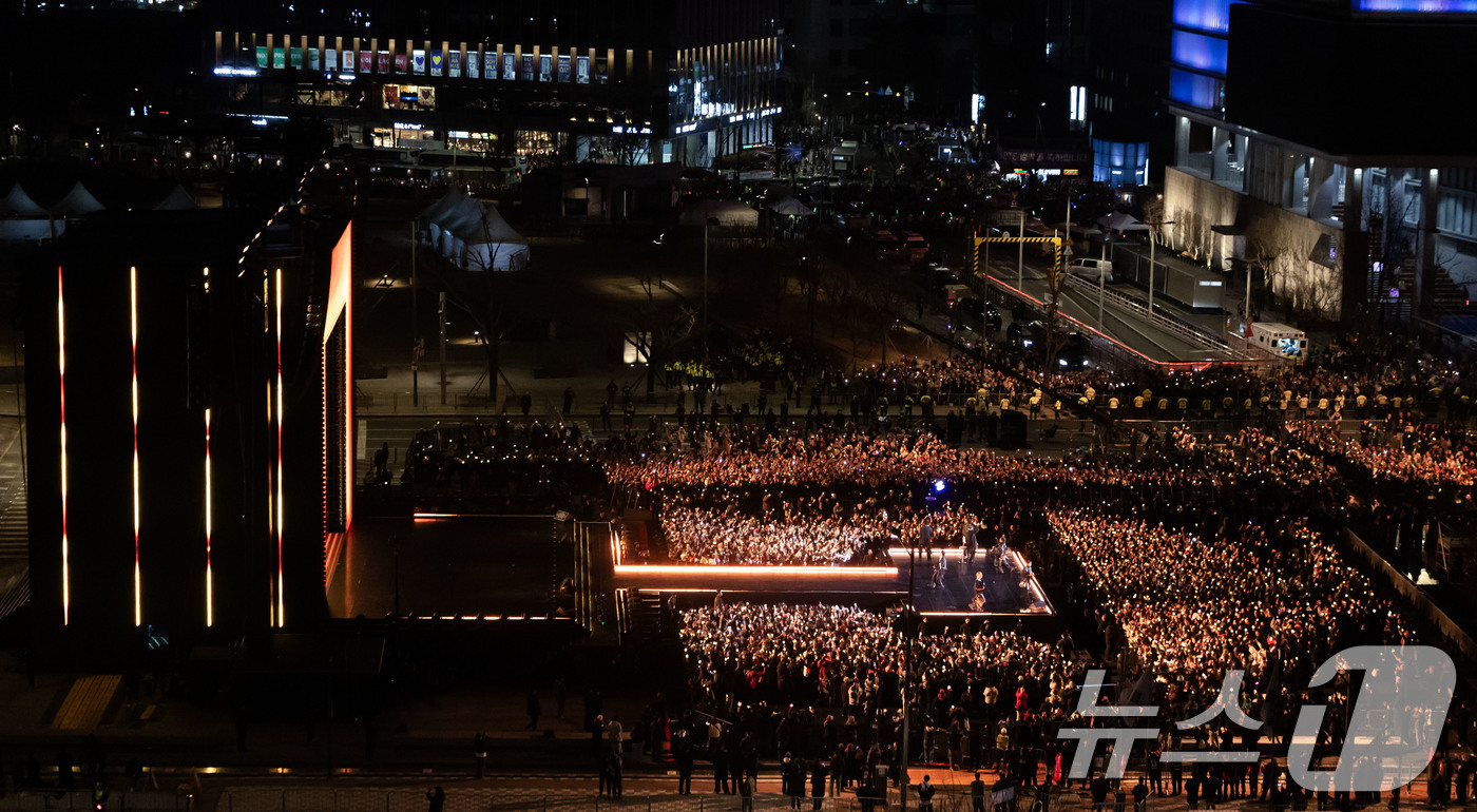 (서울=뉴스1) 임세영 기자 = 방탄소년단(BTS)가 21일 서울 종로구 광화문광장에서 컴백을 기념해 'BTS 컴백 라이브 : 아리랑' 공연을 선보이고 있다. 2026.3.21/뉴 …