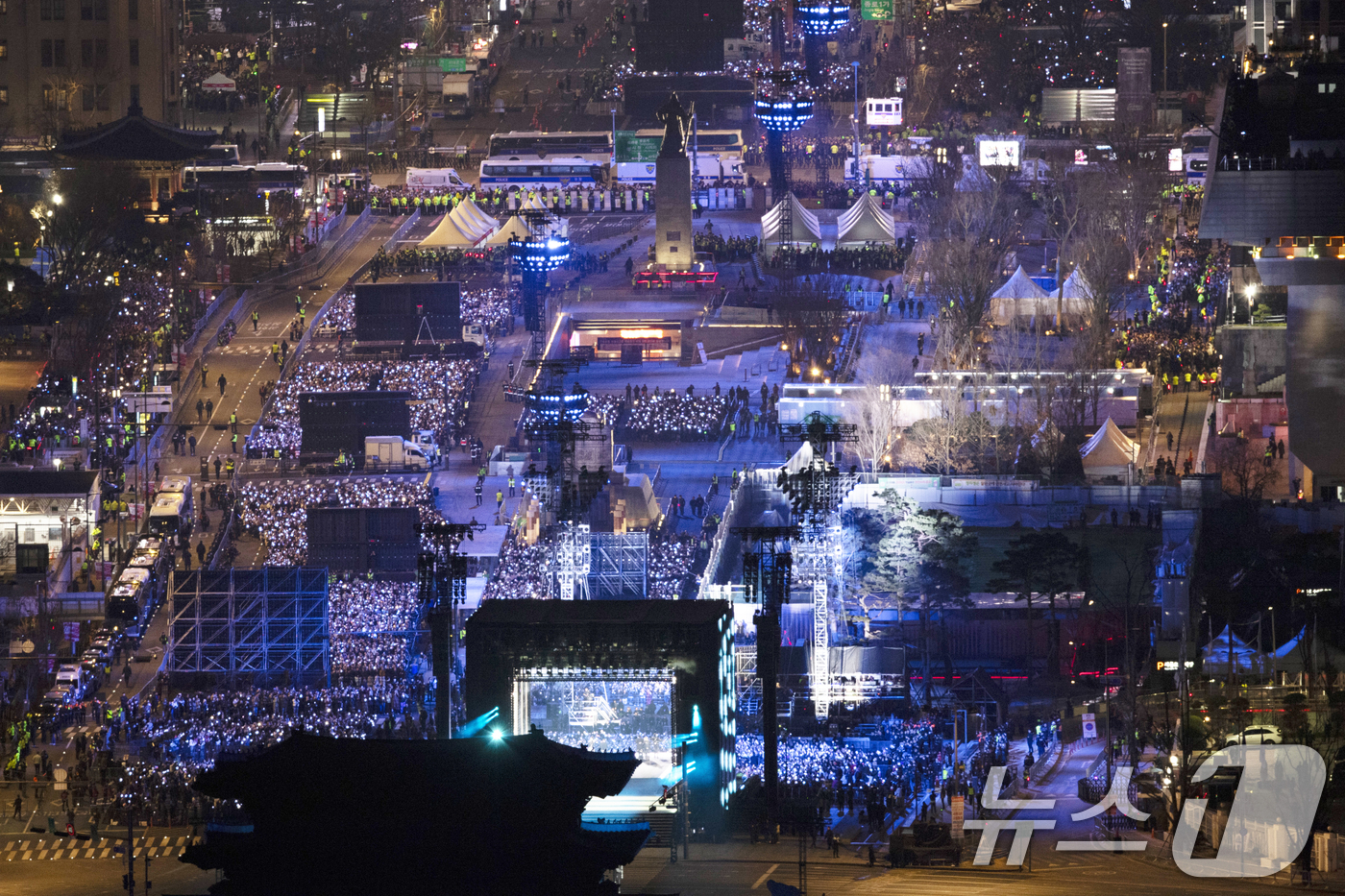 (서울=뉴스1) 사진공동취재단 = 3년 9개월 만에 완전체로 복귀하는 방탄소년단(BTS)의 'BTS 컴백 라이브: ARIRANG' 공연이 21일 서울 광화문광장 일대에서 펼쳐지고 …