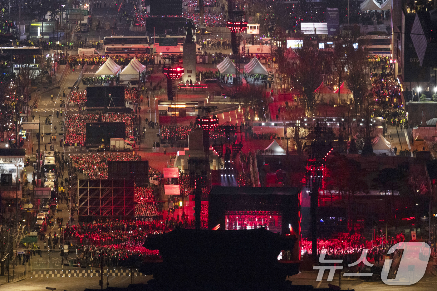 (서울=뉴스1) 사진공동취재단 = 3년 9개월 만에 완전체로 복귀하는 방탄소년단(BTS)의 'BTS 컴백 라이브: ARIRANG' 공연이 21일 서울 광화문광장 일대에서 펼쳐지고 …