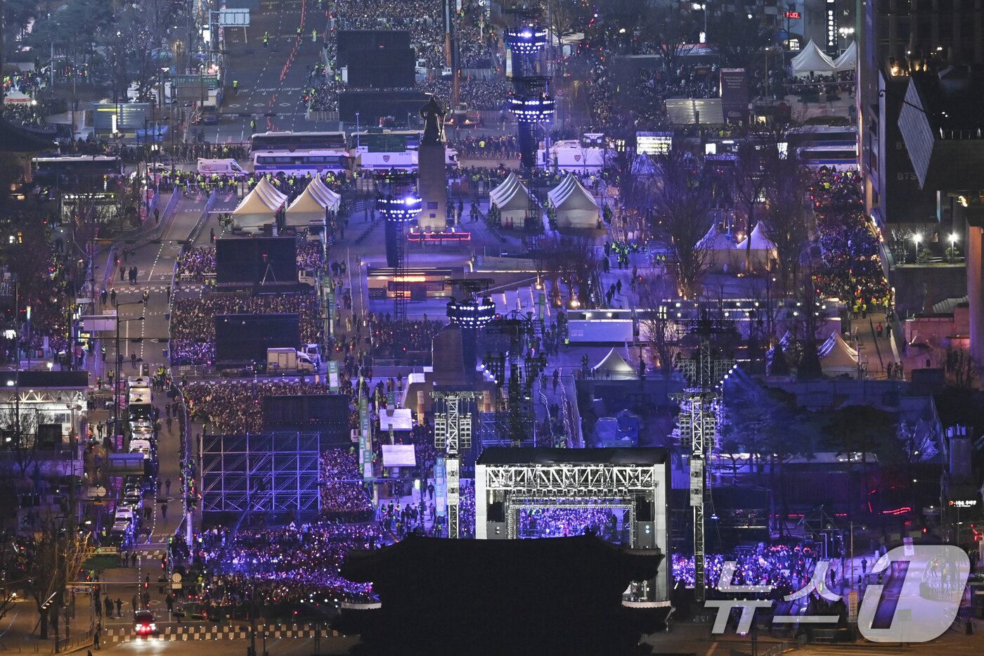 본문 이미지 - 3년 9개월 만에 완전체로 복귀하는 방탄소년단(BTS)의 'BTS 컴백 라이브: ARIRANG' 공연이 21일 서울 광화문광장 일대에서 펼쳐지고 있다. 2026.3.21 ⓒ 뉴스1 사진공동취재단