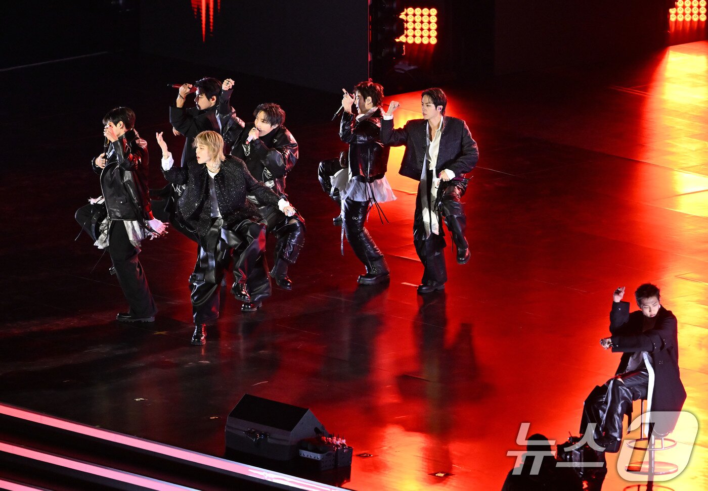 본문 이미지 - 방탄소년단(BTS)이 21일 서울 광화문광장에서 'BTS 컴백 라이브: 아리랑' 발매 기념 컴백 공연을 하고 있다. 2026.3.21 ⓒ 뉴스1 사진공동취재단