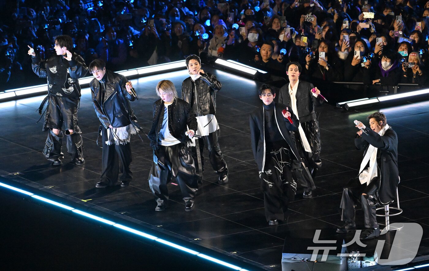 본문 이미지 - 방탄소년단(BTS)이 21일 서울 광화문광장에서 'BTS 컴백 라이브: 아리랑' 발매 기념 컴백 공연을 하고 있다. 2026.3.21 ⓒ 뉴스1 사진공동취재단