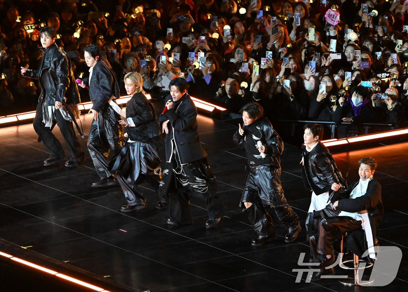 (서울=뉴스1) 사진공동취재단 = 방탄소년단(BTS)이 21일 서울 광화문광장에서 'BTS 컴백 라이브: 아리랑' 발매 기념 컴백 공연을 하고 있다. 2026.3.21/뉴스1