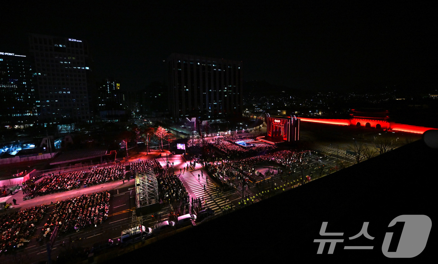 (서울=뉴스1) 사진공동취재단 = 방탄소년단(BTS)이 21일 서울 광화문광장에서 'BTS 컴백 라이브: 아리랑' 발매 기념 컴백 공연을 하고 있다. 2026.3.21/뉴스1