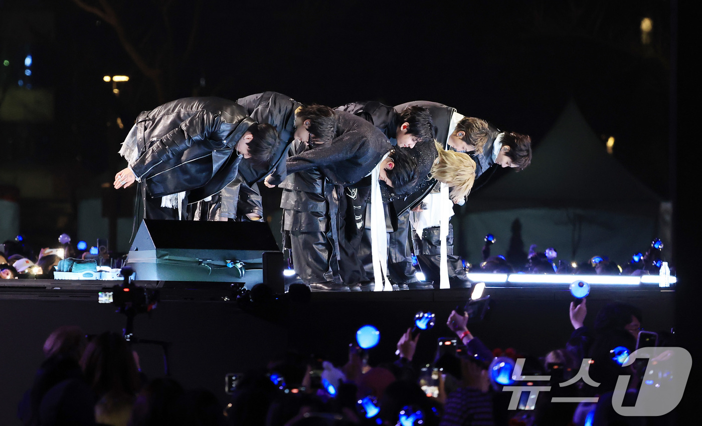 (서울=뉴스1) 임세영 기자 = 방탄소년단(BTS, RM, 진, 슈가, 제이홉, 지민, 뷔, 정국)이 21일 오후 서울 종로구 광화문광장에서 열린 'BTS 컴백 라이브: 아리랑'에 …