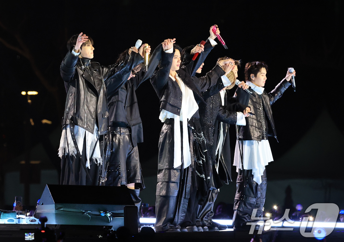 (서울=뉴스1) 임세영 기자 = 방탄소년단(BTS, RM, 진, 슈가, 제이홉, 지민, 뷔, 정국)이 21일 오후 서울 종로구 광화문광장에서 열린 'BTS 컴백 라이브: 아리랑'에 …