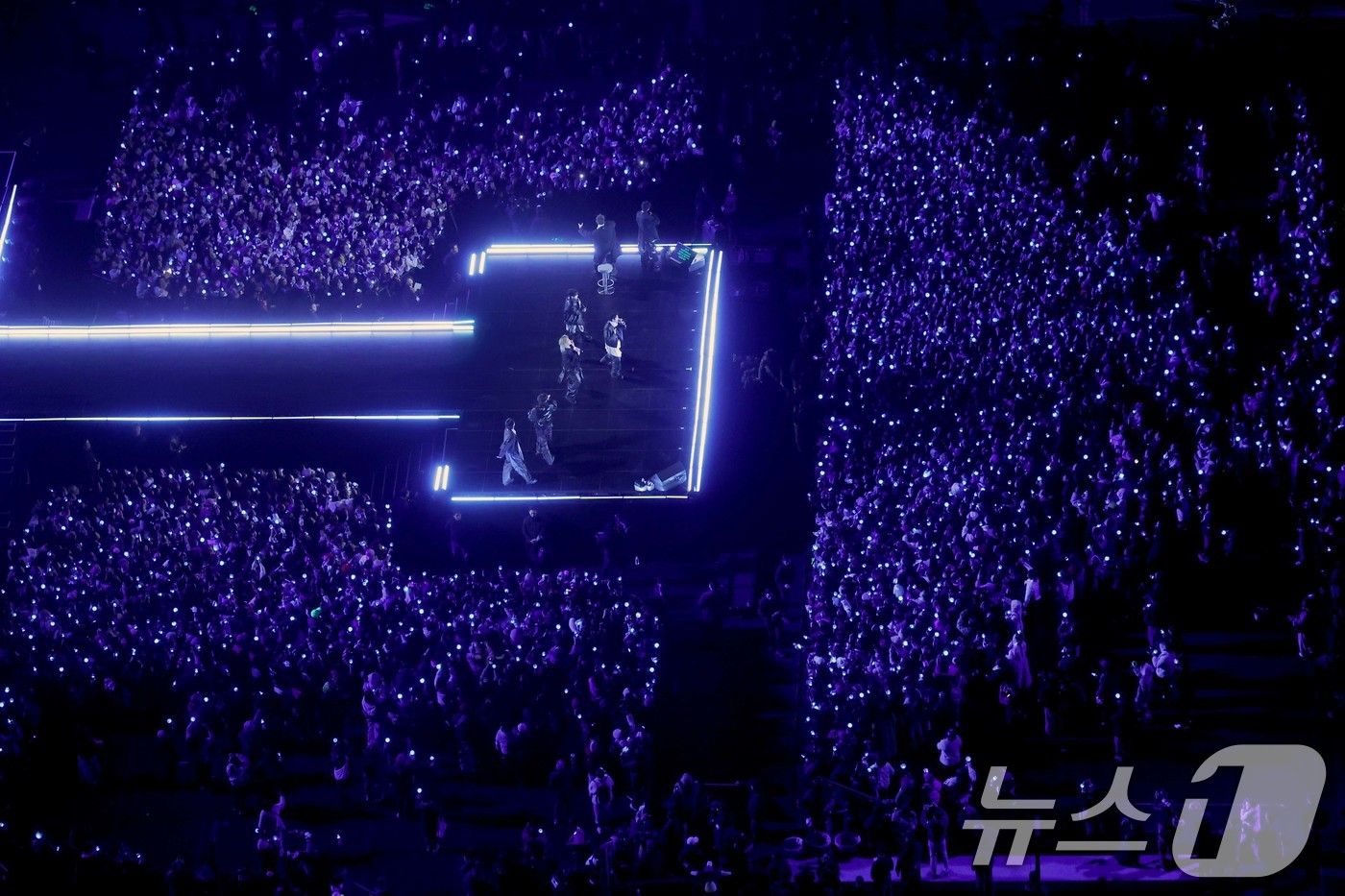 (서울=뉴스1) 임세영 기자 = 방탄소년단(BTS, RM, 진, 슈가, 제이홉, 지민, 뷔, 정국)이 21일 오후 서울 종로구 광화문광장에서 열린 'BTS 컴백 라이브: 아리랑'에 …